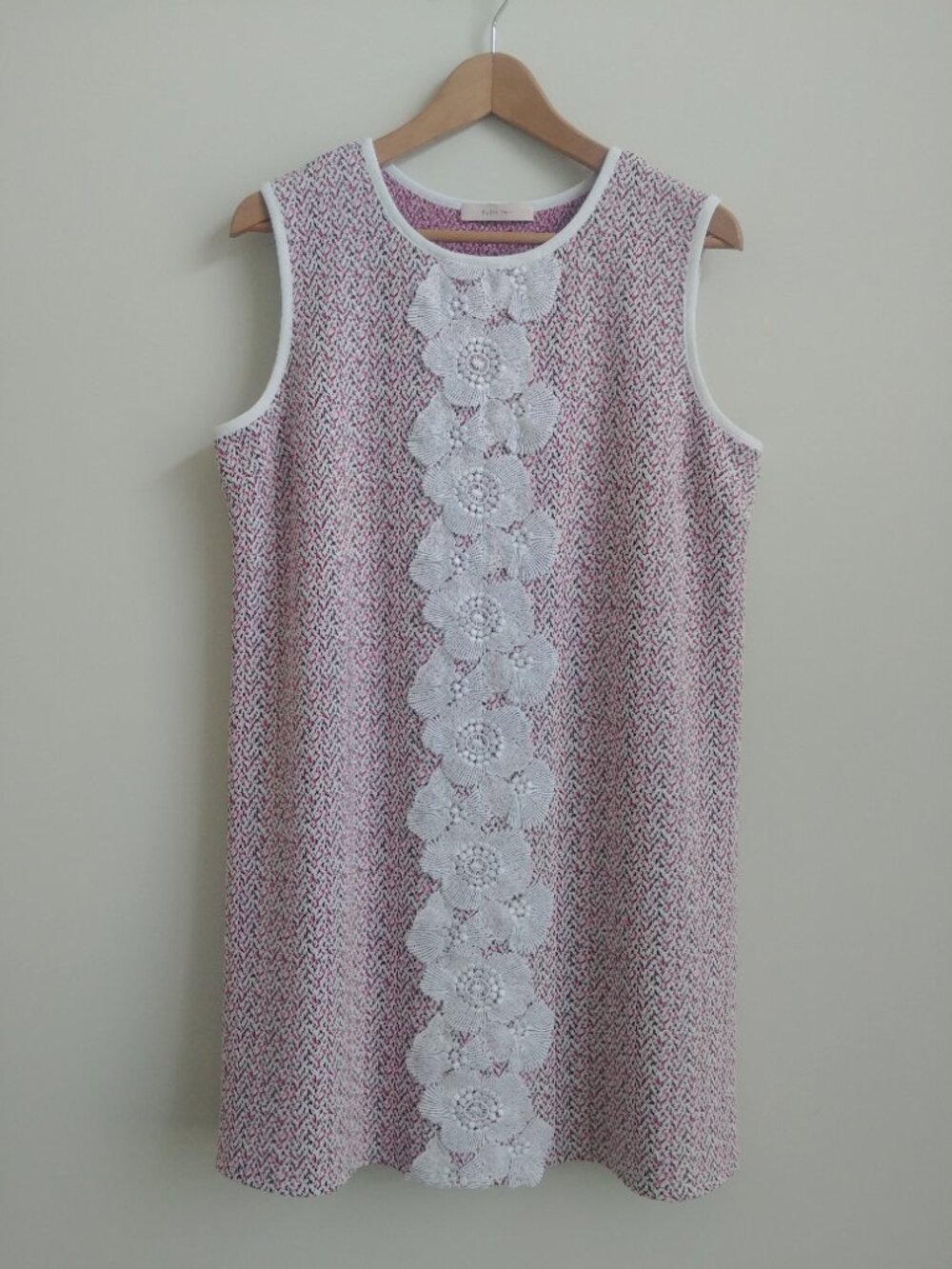Nadya Toto Large sleeveless short mini dress with white flower shell appliques